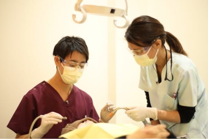 外来での歯科医師業務全般のほか、通院できない患者様への訪問診療も積極的に行なっています。