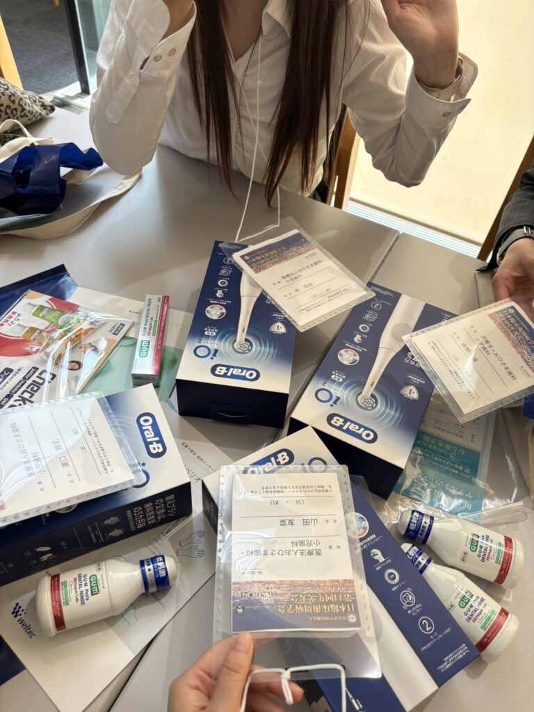 学会でいただいた資料と試供品