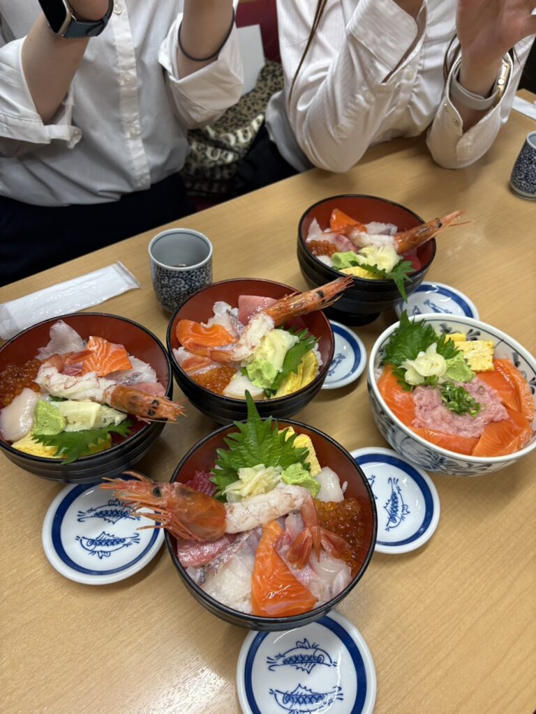 学会後にみんなで海鮮丼